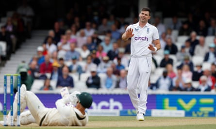 David Warner sinks to avoid a beamer from Jimmy Anderson