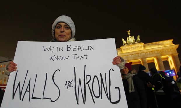 Protesters standing in front of the Brandenburg Gate