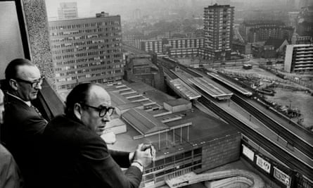 Roy Jenkins faisant du démarchage dans le sud de Londres avec le candidat travailliste Harry Lamborn en 1972.