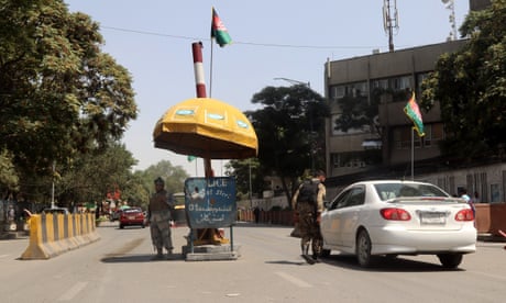 Αξιωματικοί της αφγανικής ασφάλειας φυλάσσονται σε σημείο ελέγχου στην Καμπούλ.