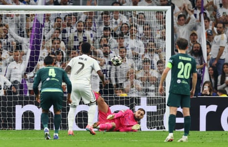 Gianluigi Donnarumma saves an easy save from the penalty.