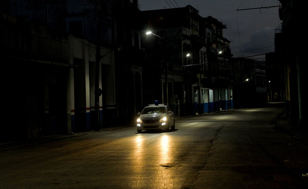 Ein Polizeiauto patrouilliert auf den verlassenen Straßen Havannas | Bildquelle: https://www.theguardian.com/world/gallery/2020/sep/03/coronavirus-curfew-in-havana-cuba-in-pictures © Yamil Lage/AFP/Getty Images | Bilder sind in der Regel urheberrechtlich geschützt Ein Polizeiauto patrouilliert auf den verlassenen Straßen Havannas | Bildquelle: https://www.theguardian.com/world/gallery/2020/sep/03/coronavirus-curfew-in-havana-cuba-in-pictures © Yamil Lage/AFP/Getty Images | Bilder sind in der Regel urheberrechtlich geschützt