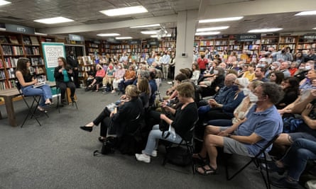 Uma grande multidão aparece para Maggie Haberman, autora de Confidence Man, na livraria Politics & Prose em Washington DC.