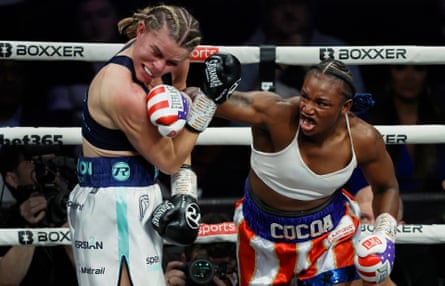 Claressa Shields (à droite) frappe Savannah Marshall lors de leur combat pour le titre mondial des poids moyens IBF, WBA, WBC, WBO à l'O2 Arena.