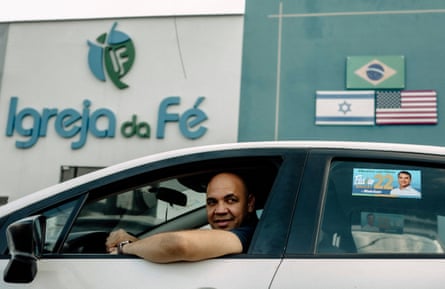 Leandro Gentil in his car, which has a Bolsonaro sticker on it