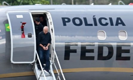 Domingos Brazão exits a federal police aircraft upon arrival in Brasília on Sunday.