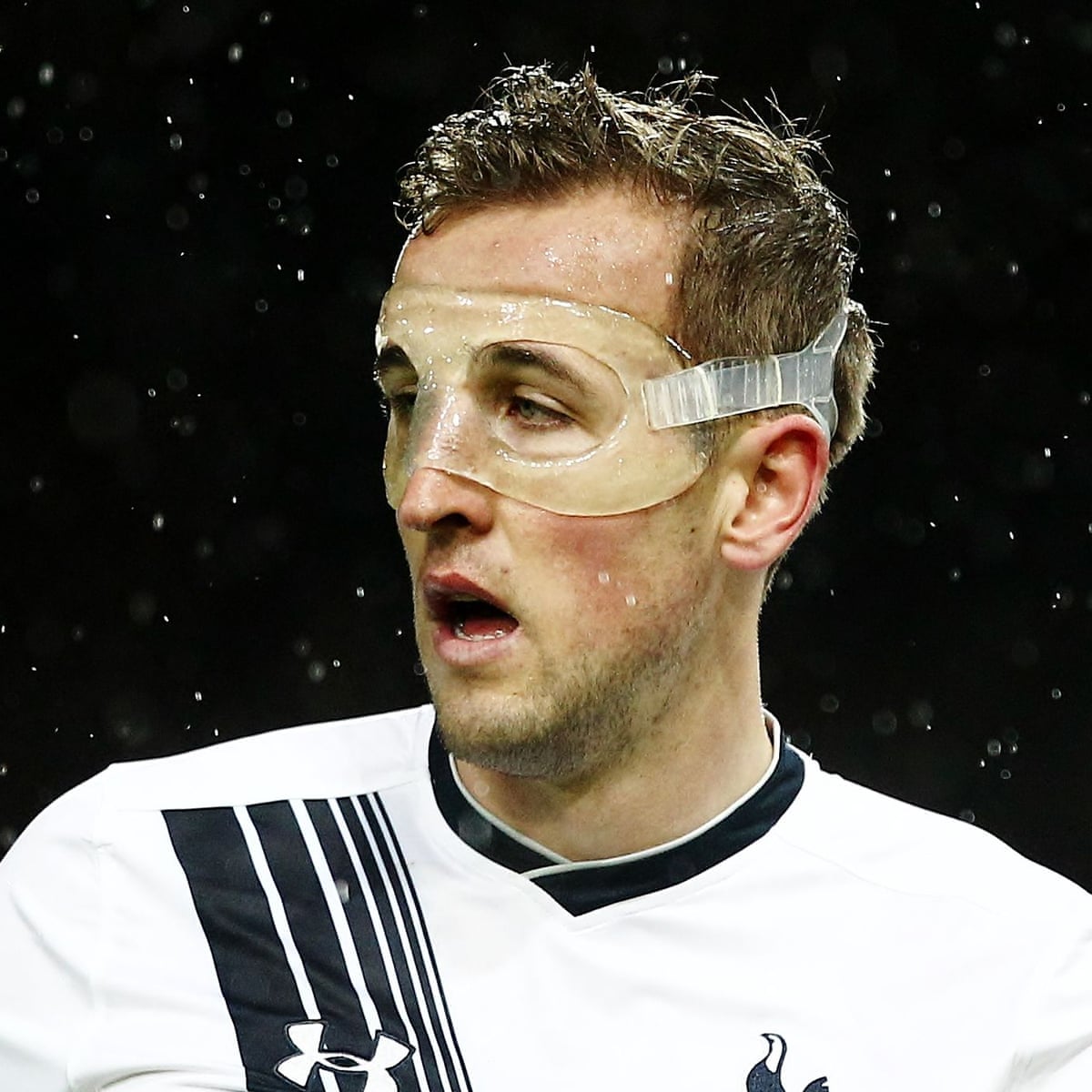 Tottenham S Mauricio Pochettino Says Harry Kane Could Be Affected By Mask Harry Kane The Guardian