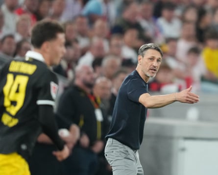 Niko Kovac gives his players instructions