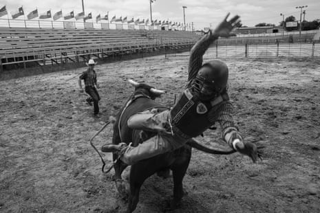 A man falls disconnected a bull