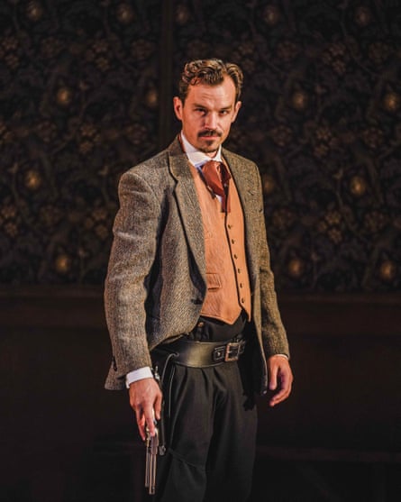 Agile… Blake Kubena dans Sherlock Holmes : La vallée de la peur.