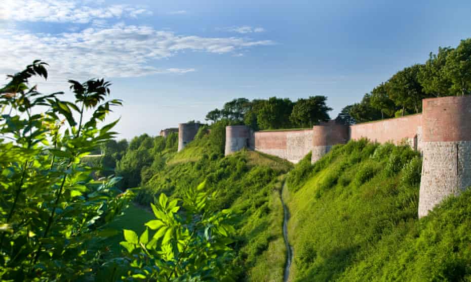Les vieux remparts fortifiés historiques de Montreuil sur Mer, France
