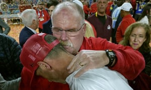 El entrenador en jefe de los Kansas City Chiefs, Andy Reid, abraza a Kyle Shanahan después del Super Bowl.
