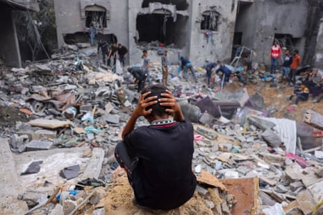 A child reacts as people salvage belongings amid the rubble of a damaged building following strikes on Rafah in the southern Gaza Strip, on November 12, 2023, as battles between Israel and the Palestinian Hamas movement continue.