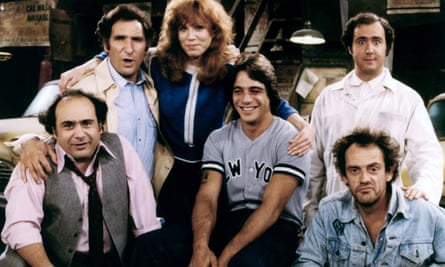 Hirsch avec le casting de Taxi, Danny DeVito, Marilu Henner, Tony Danza, Andy Kaufman et Christopher Lloyd.