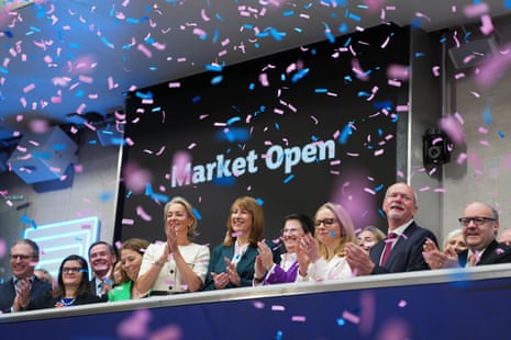 राजकोष के चांसलर राचेल रीव्स (बीच में) और शहर मंत्री लुसी रिग्बी (तीसरे दाएं) लंदन स्टॉक एक्सचेंज के सीईओ जूलिया होगेट के साथ (चौथे दाएं) बाजार खुलने पर