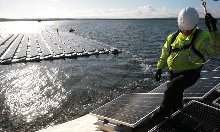 World S Biggest Floating Solar Farm Powers Up Outside London Environment The Guardian
