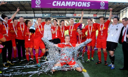 ليفربول يحتفل بفوزه بلقب الدوري الممتاز للسيدات عام 2013