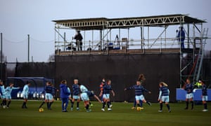 Chelsea players warm up at Everton