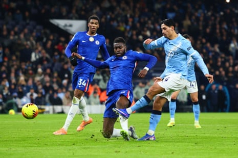 Tijjani Reijnders of Manchester City scores to make it 1-0.