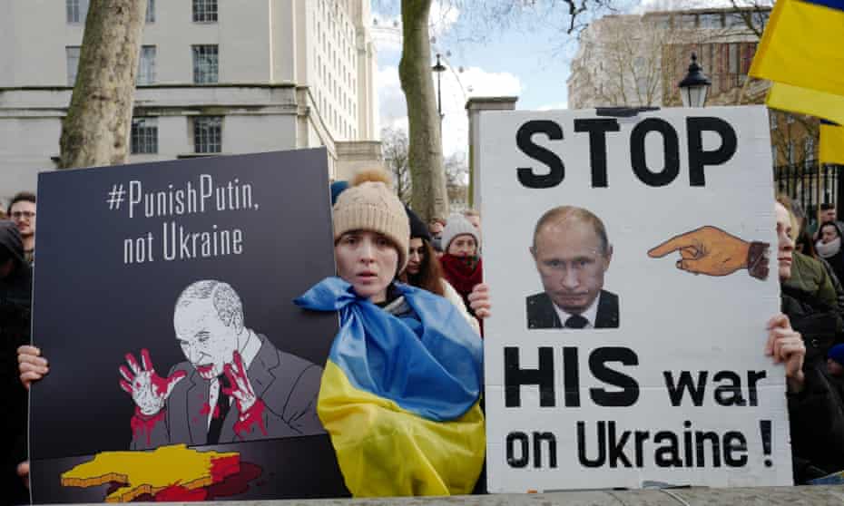 Ukrainians protest at Downing Street gates over Russian invasion | Ukraine | The Guardian
