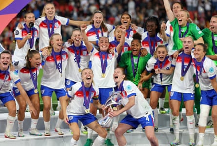 England’s Leah Williamson (left) and Keira Walsh lift the trophy.