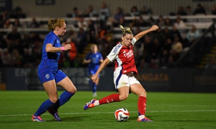 Alessia Russo shoots to make it 3-0 to Arsenal