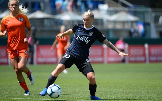 Jess Fishlock has signed a new contract with Reign FC.