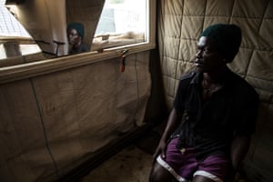 Thierno looks into a mirror.