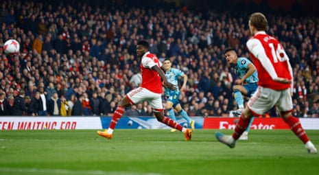 Carlos Alcaraz dari Southampton mencetak gol pertama mereka.