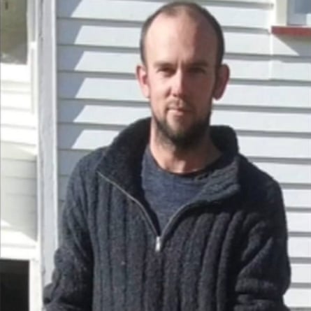 Tom Phillips (nella foto) è scomparso con i suoi tre figli Ember, 7, Maverick, 9, e Jaida, 10