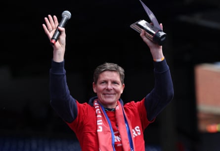 Oliver Glasner greets the Crystal Palace fans