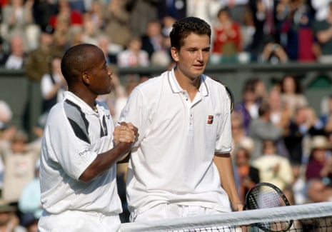 Richard Krajicek, da Holanda (à direita), é parabenizado por MaliVai Washington, dos EUA, após a vitória de Krajicek em dois sets