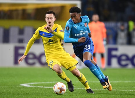 Joe Willock of Arsenal charges up the pitch.