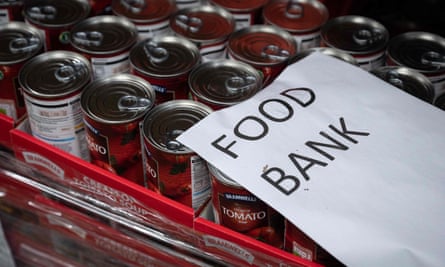 Boîtes de soupe aux tomates à un point de distribution du réseau Coventry Foodbank.