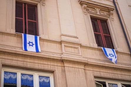 Israelische Flaggen hingen letzte Woche inmitten erhöhter Sicherheitsmaßnahmen über einem Fenster im jüdischen Viertel von Rom.