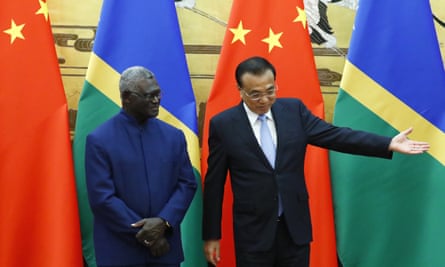 Mantan Perdana Menteri Tiongkok Li Keqiang menyapa Perdana Menteri Kepulauan Solomon Manasseh Sogavare di Beijing pada tahun 2019.