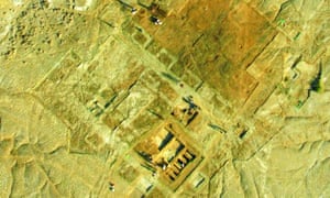 Drone photo of Tell Khaiber under excavation in 2016. The ancient walls and towers are visible as lighter markings where salt has risen out of the mudbricks