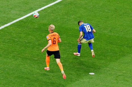 Netherlands' Jan Paul van Hecke in action with Sweden's Yasin Ayari