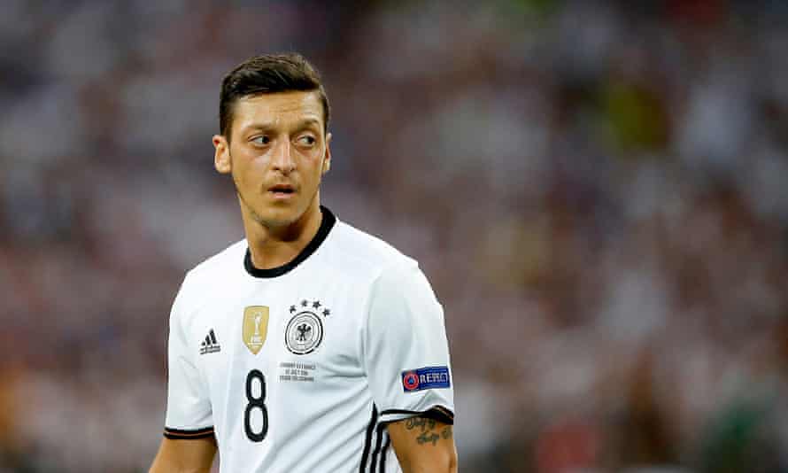 Ozil S Resignation Sparks Recriminations Across German Politics Germany The Guardian
