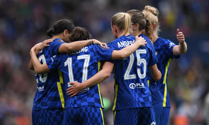 Chelsea players congratulate Sam Kerr.