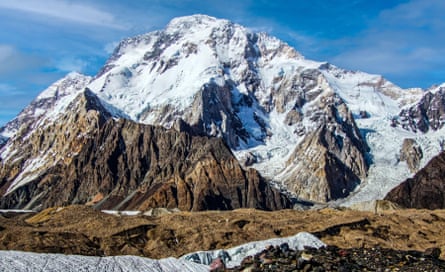 Landscape picture of snow-capped mountain
