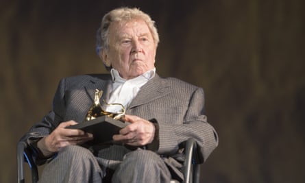 Jean-Marie Straub a reçu le prix Pardo d'onore lors du 70e festival international du film de Locarno, en Suisse, en 2017.
