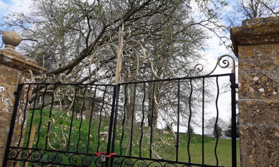 Die mit einem Vorhängeschloss versehenen Tore zum ehemaligen Fifehead-Haus.