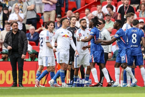 The two teams have a frank and open exchange of views on the touchline.