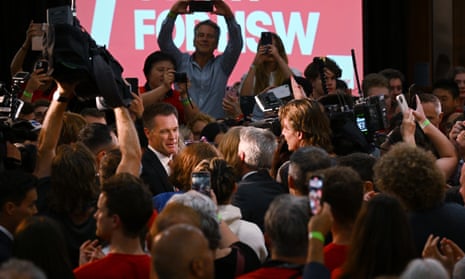 El líder laborista y primer ministro electo Chris Minns llega con su familia a la recepción laborista de NSW