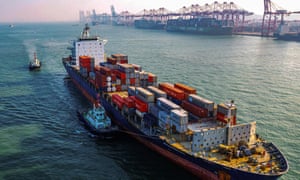 Un buque de carga cargado de contenedores llega a un puerto en Qingdao, en la provincia oriental china de Shandong.