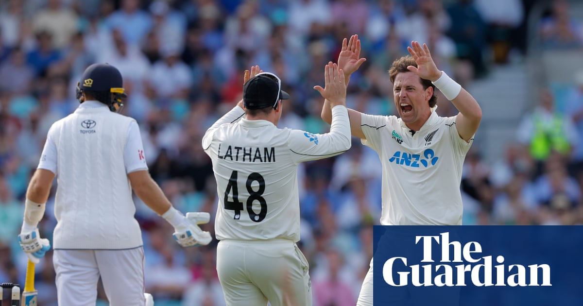 New Zealand claim upper hand after Phillips century and late wickets jolt England