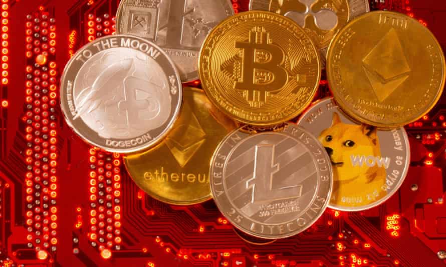 monedas físicas marcadas con bitcoin, dogecoin y otros logos