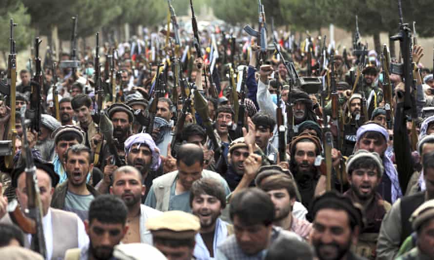 Афганские ополченцы в Кабуле присоединяются к афганским силам безопасности во время сбора для мобилизации местных ополченцев, чтобы попытаться помешать военным успехам талибов.