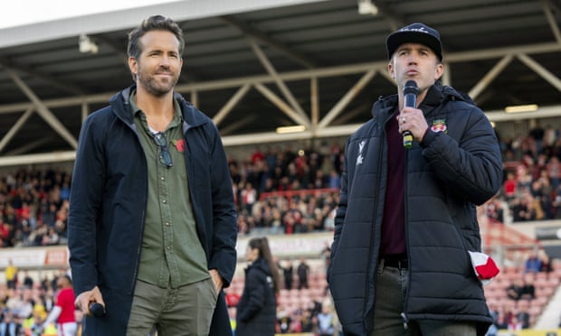 Ryan Reynolds, Cheshire lokantasının 'Avrupa'nın en iyi Hint yemeklerine' sahip olduğunu ilan etti | Hint yemekleri ve içecekleri 1 Ryan Reynolds ve Rob McElhenney, Wrexham AFC'de.